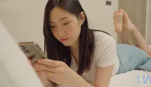 Xinh đẹp nhưng vẫn bị chồng yêu lén lút, vợ yêu buồn tình cho anh giao hàng địt luôn