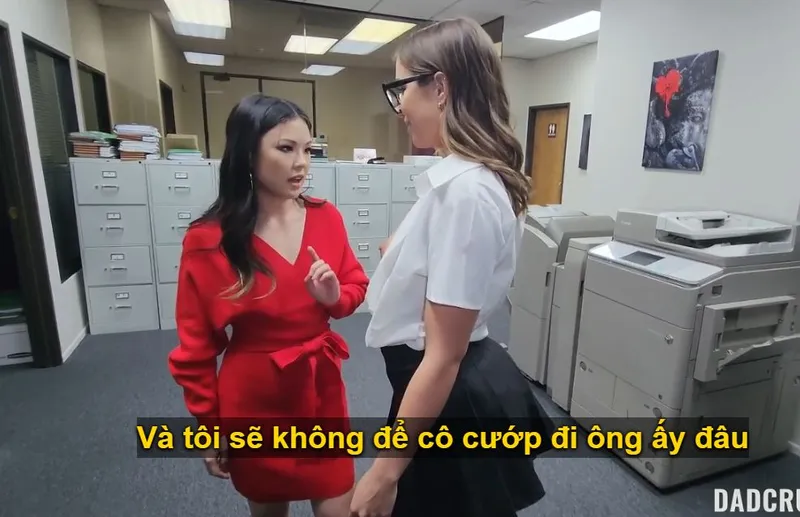 Bố dượng trúng độc đắc trả bài cùng lúc nhóc con và em trợ lý riêng